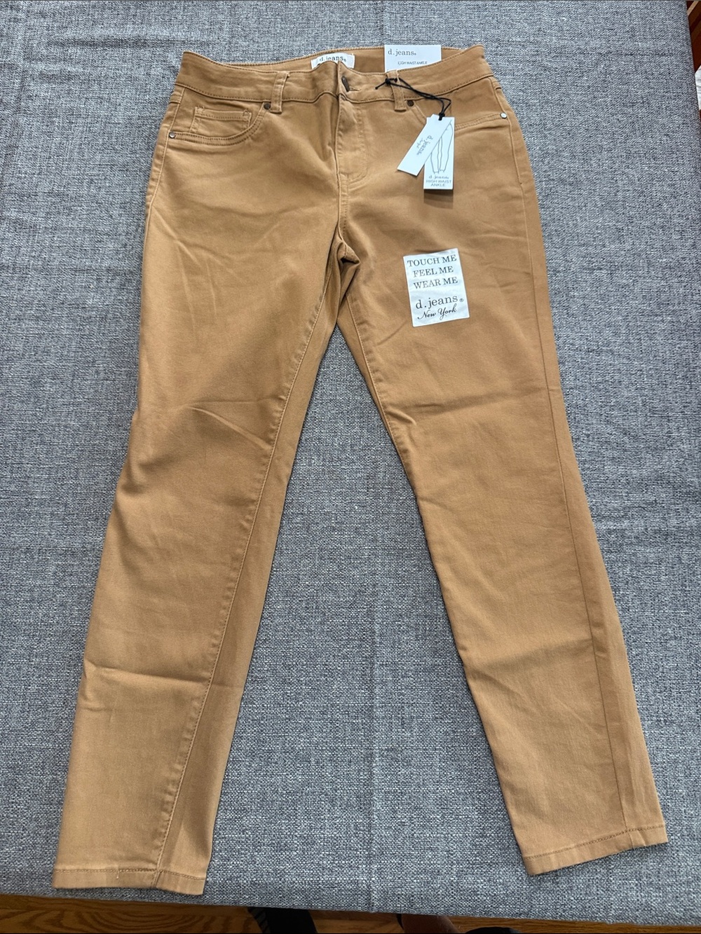 d. jeans Straight-Leg Women's Jeans in Camel Brown